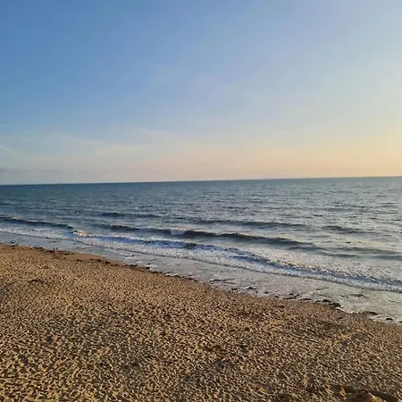 Pour 6 Personnes Avec Piscine Couverte Et Chauffee A 300 M De La Avec Wi-fi Et Climatise , 3 Jullouville-les-Pins