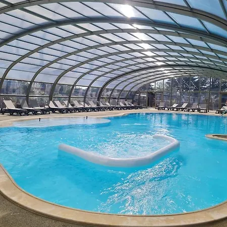 Dom wakacyjny Pour 6 Personnes Avec Piscine Couverte Et Chauffee A 300 M De La Avec Wi-fi Et Climatise , 3 Jullouville-les-Pins