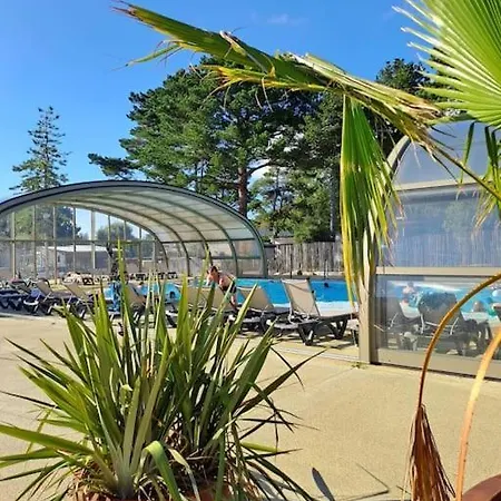 Dom wakacyjny Pour 6 Personnes Avec Piscine Couverte Et Chauffee A 300 M De La Avec Wi-fi Et Climatise , 3 *