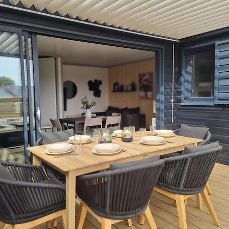 Dom wakacyjny Pour 6 Personnes Avec Piscine Couverte Et Chauffee A 300 M De La Avec Wi-fi Et Climatise , 3 Jullouville-les-Pins