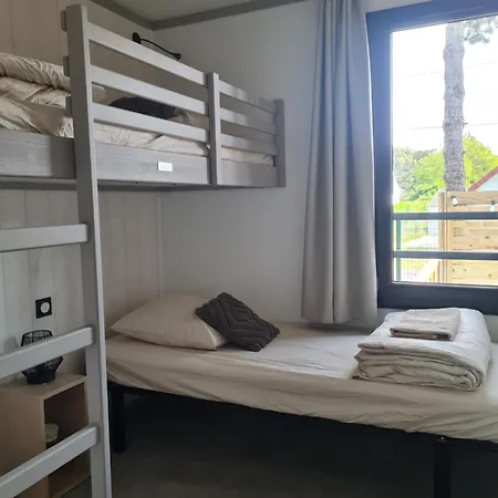 Dom wakacyjny Pour 6 Personnes Avec Piscine Couverte Et Chauffee A 300 M De La Avec Wi-fi Et Climatise , 3 Jullouville-les-Pins