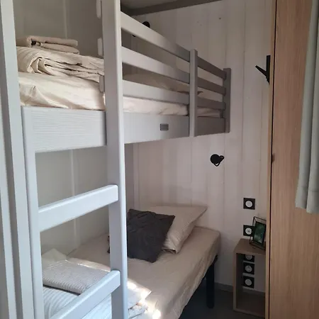 Dom wakacyjny Pour 6 Personnes Avec Piscine Couverte Et Chauffee A 300 M De La Avec Wi-fi Et Climatise , 3 Jullouville-les-Pins