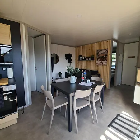 Pour 6 Personnes Avec Piscine Couverte Et Chauffee A 300 M De La Avec Wi-fi Et Climatise , 3 * Jullouville-les-Pins