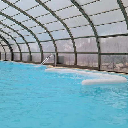 Pour 6 Personnes Avec Piscine Couverte Et Chauffee A 300 M De La Avec Wi-fi Et Climatise , 3 別荘 *