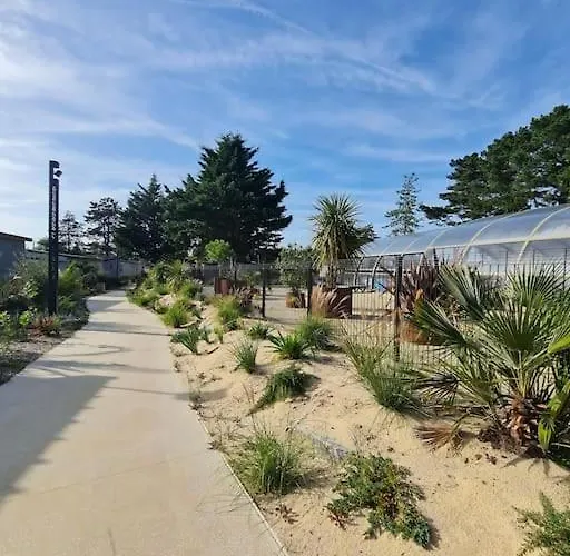 Pour 6 Personnes Avec Piscine Couverte Et Chauffee A 300 M De La Avec Wi-fi Et Climatise , 3 * Jullouville-les-Pins