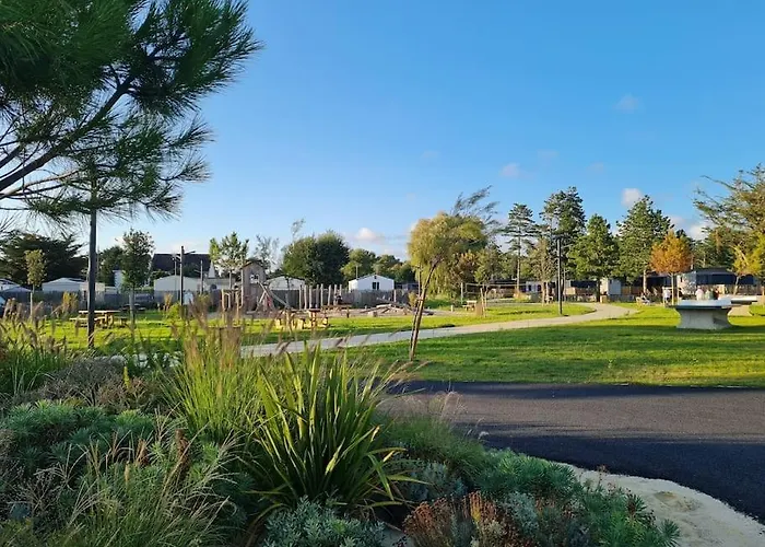Pour 6 Personnes Avec Piscine Couverte Et Chauffee A 300 M De La Avec Wi-fi Et Climatise , 3 Jullouville-les-Pins