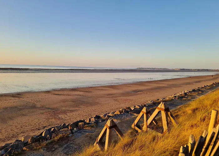Pour 6 Personnes Avec Piscine Couverte Et Chauffee A 300 M De La Avec Wi-fi Et Climatise , 3 Jullouville-les-Pins