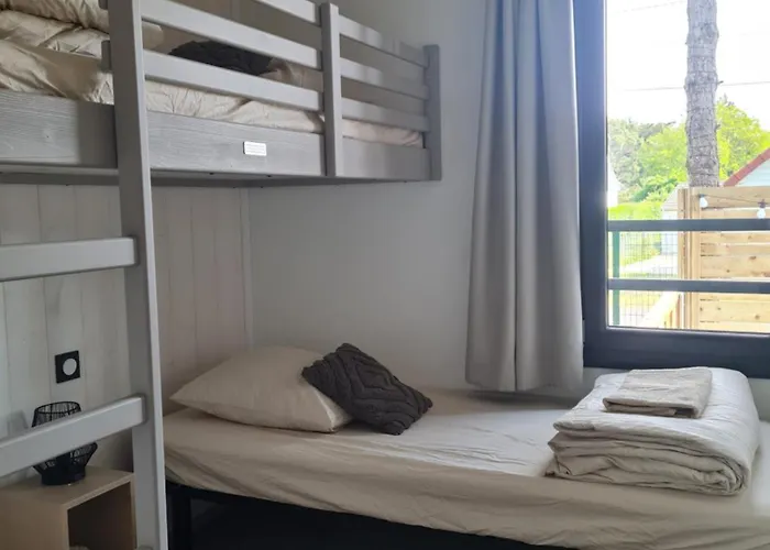 Σπίτι διακοπών Pour 6 Personnes Avec Piscine Couverte Et Chauffee A 300 M De La Avec Wi-fi Et Climatise , 3 Jullouville-les-Pins