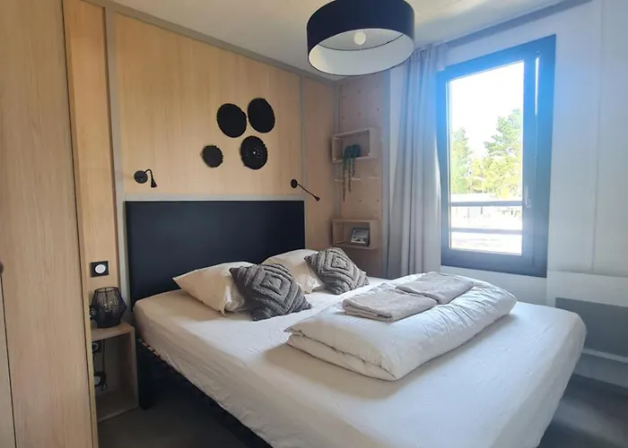 Pour 6 Personnes Avec Piscine Couverte Et Chauffee A 300 M De La Avec Wi-fi Et Climatise , 3 Jullouville-les-Pins