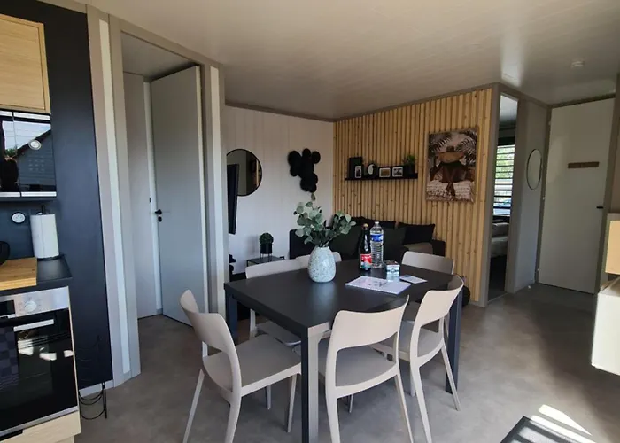 Pour 6 Personnes Avec Piscine Couverte Et Chauffee A 300 M De La Avec Wi-fi Et Climatise , 3 * Jullouville-les-Pins
