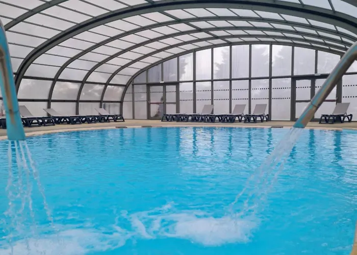 Pour 6 Personnes Avec Piscine Couverte Et Chauffee A 300 M De La Avec Wi-fi Et Climatise , 3 Σπίτι διακοπών Jullouville-les-Pins