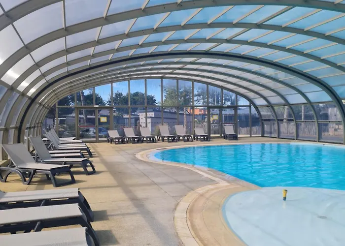 Pour 6 Personnes Avec Piscine Couverte Et Chauffee A 300 M De La Avec Wi-fi Et Climatise , 3 Σπίτι διακοπών Jullouville-les-Pins