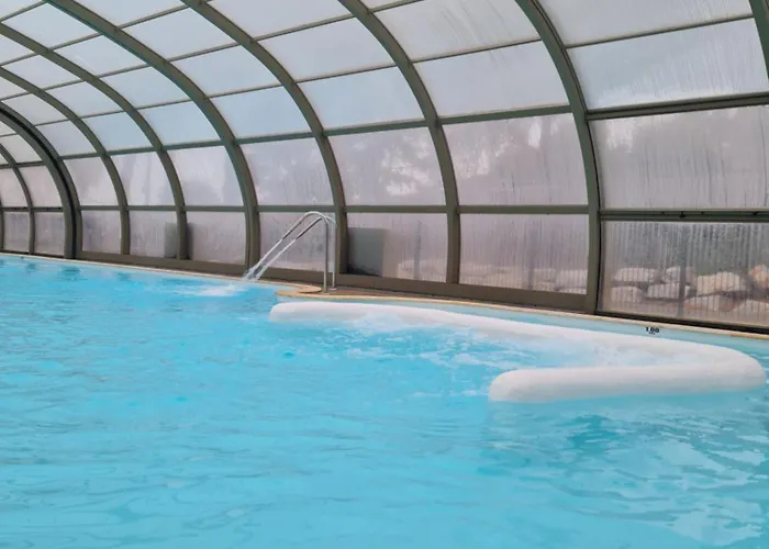 Pour 6 Personnes Avec Piscine Couverte Et Chauffee A 300 M De La Avec Wi-fi Et Climatise , 3 Σπίτι διακοπών *